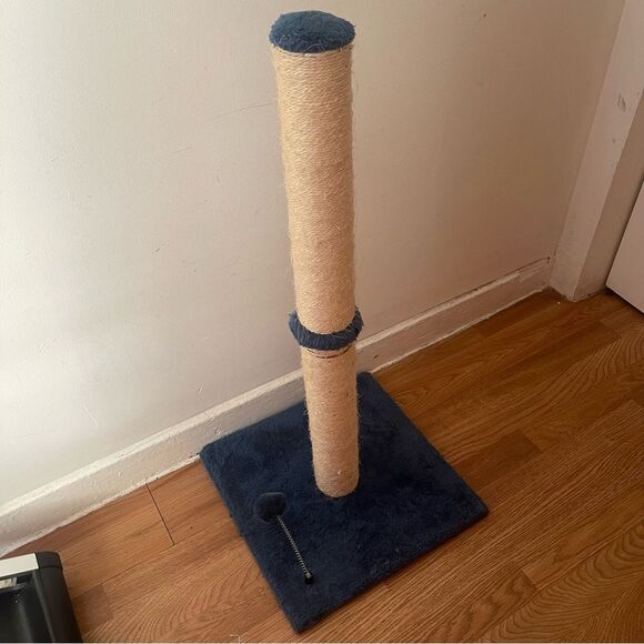 Amazon Basics 34“ Navy & Beige Tall Cat Scratching Post - Picture 2 of 15